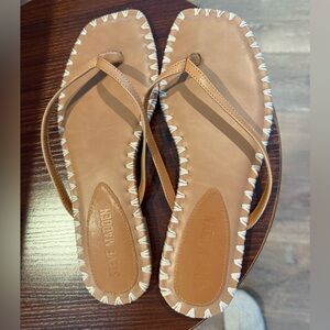 LIKE NEW STEVE MADDEN FLIP FLOPS
